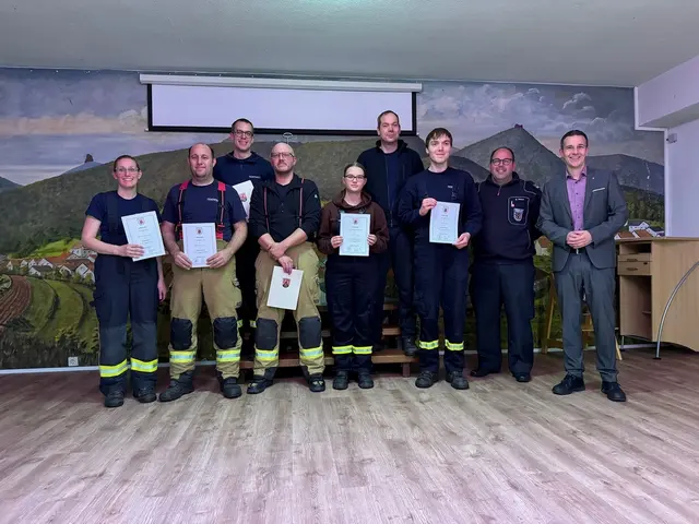 Bürgermeister Christian Burkhart (rechts), Wehrleiter Bernd Pietsch (2.v.r.) und Wehrführer Florian Conrad (4.v.r.) mit den Feuerwehrkameraden | Foto: vgv