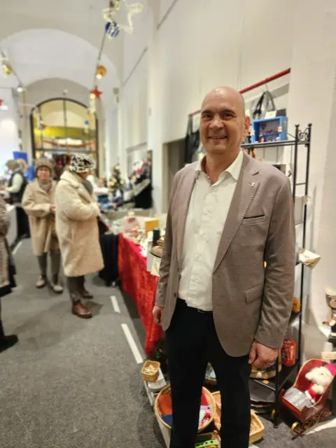 Bürgermeister Manfred Schulz schlenderte nach der Eröffnung noch durch die Fruchthalle | Foto: Stadt Kaiserslautern/gratis