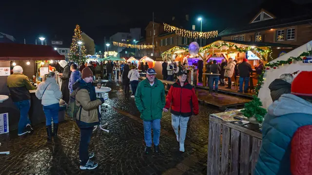 Der neu gestaltete Bereich an der Stadthalle bot zur Eröffnung trotz Regen zahlreiche kulinarische und gesellige Treffpunkte. | Foto: Erik Stegner