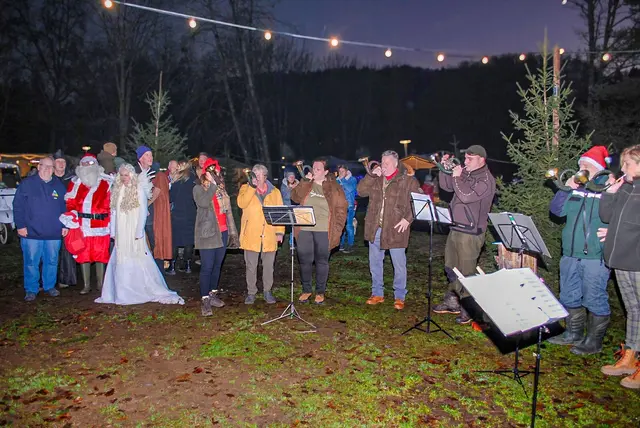 Eindrücke vom Eppenbrunner Weihnachtszauber 2023: Die Jagdhornbläser sorgen für festliche Klänge, während Christkind und Nikolaus die kleinen und großen Besucher begeistern | Foto: Stefan Wagner