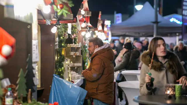 An den Verkaufsständen herrschte zum Auftakt reges Interesse. | Foto: Erik Stegner