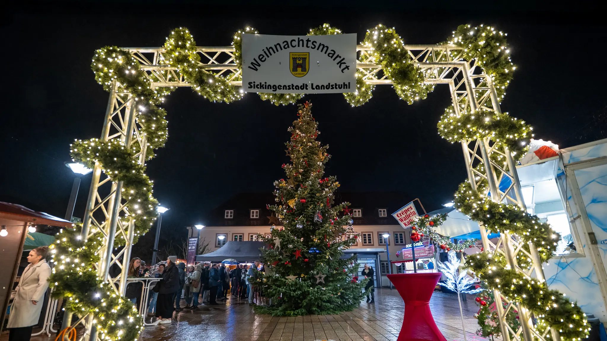 Trotz-Regen-gut-besucht-Landstuhler-Weihnachtsmarkt-2025-startet-erfolgreich-an-der-Stadthalle-Bildergalerie-