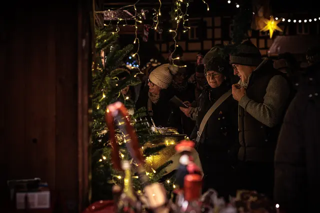 Zahlreiche Stände mit originellen Geschenkideen, regionalen Produkten und hübscher Weihnachtsdeko luden zum Bummeln ein | Foto: Paul Needham