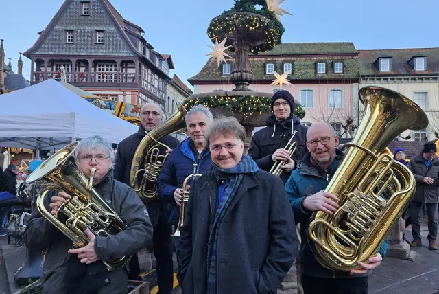 Michael Landgraf mit Bläsern des Musikvereins Diedesfeld auf dem Neustadter Weihnachtsmarkt.  | Foto: Michael Landgraf