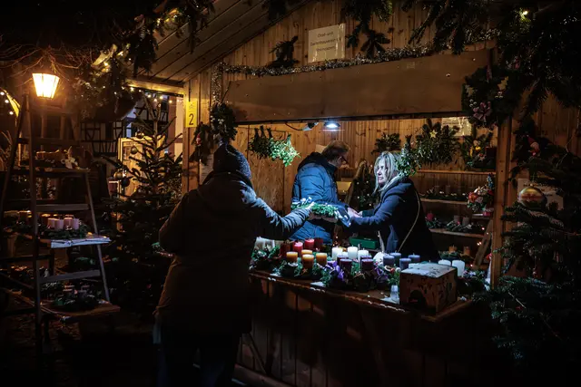 Zahlreiche Stände mit originellen Geschenkideen, regionalen Produkten und hübscher Weihnachtsdeko luden zum Bummeln ein | Foto: Paul Needham