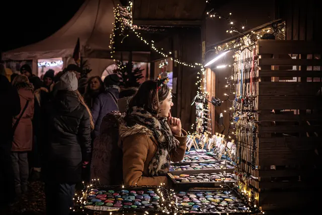 Zahlreiche Stände mit originellen Geschenkideen, regionalen Produkten und hübscher Weihnachtsdeko luden zum Bummeln ein | Foto: Paul Needham