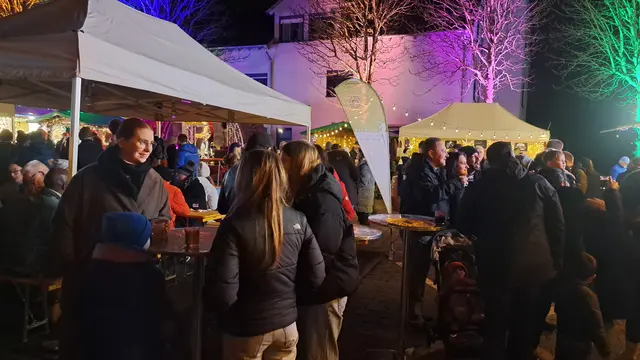 Viele Menschen zog es zu dem festlichen Budendorf hin | Foto: Monika Klein