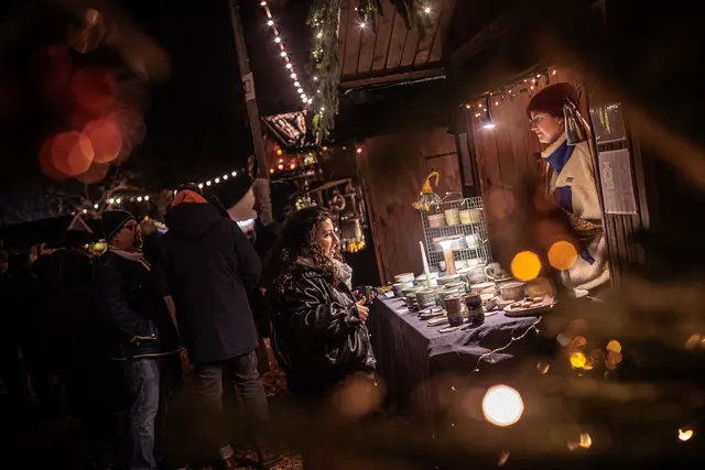 Zahlreiche Stände mit originellen Geschenkideen, regionalen Produkten und hübscher Weihnachtsdeko luden zum Bummeln ein | Foto: Paul Needham