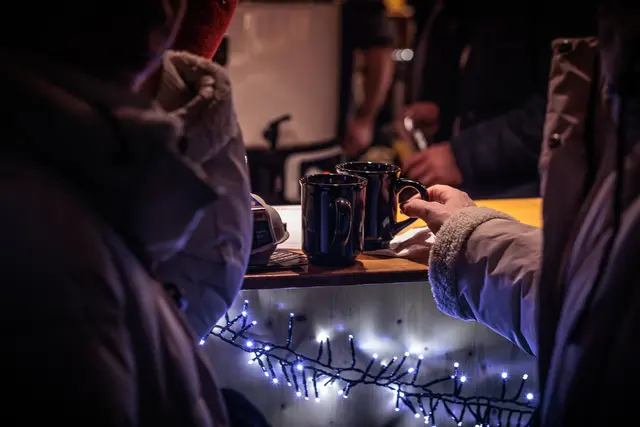 Genießen und in Weihnachtsstimmung kommen mit einem heißen, duftenden Glühwein - beim Anneresl in Rheinzabern | Foto: Paul Needham