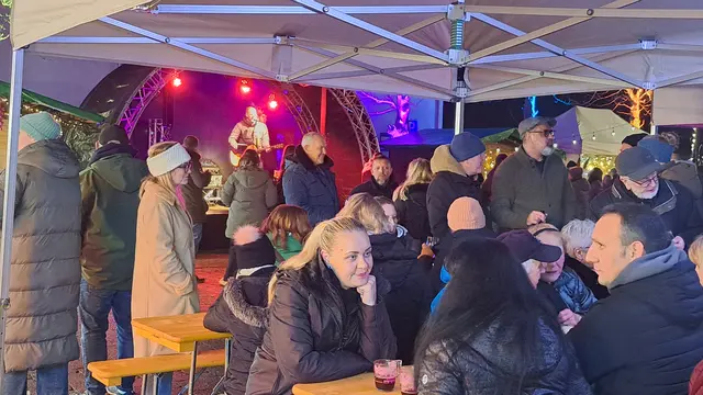 Geselligkeit und Genuss und als Zutat Livemusik von Sven Ruppert prägten die Atmosphäre | Foto: Monika Klein