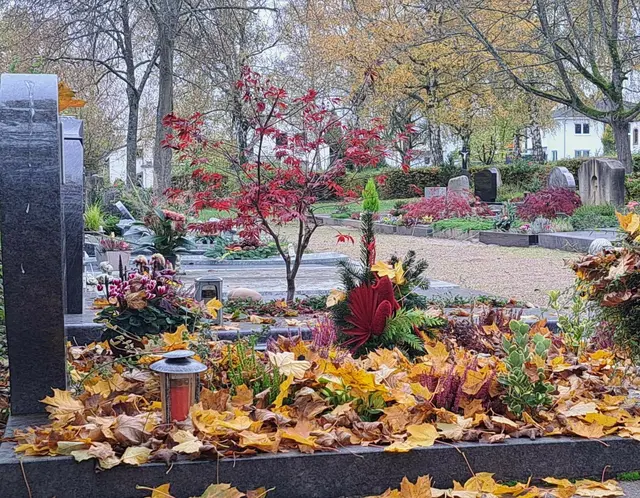 Bislang unbekannte Täter haben auf dem Friedhof in Eisenberg mehrere Grabstellen aufgesucht und dabei unterschiedlichen Grabschmuck entwendet (Symbolfoto) | Foto: Monika Klein