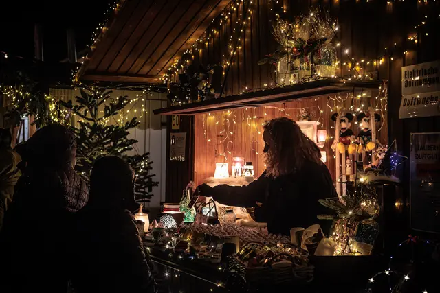 Zahlreiche Stände mit originellen Geschenkideen, regionalen Produkten und hübscher Weihnachtsdeko luden zum Bummeln ein | Foto: Paul Needham