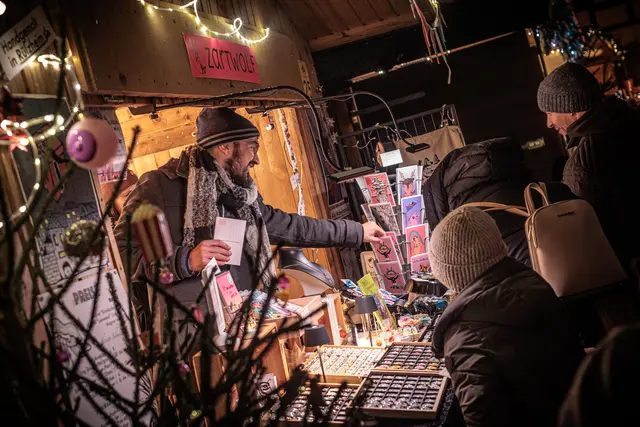 Zahlreiche Stände mit originellen Geschenkideen, regionalen Produkten und hübscher Weihnachtsdeko luden zum Bummeln ein | Foto: Paul Needham