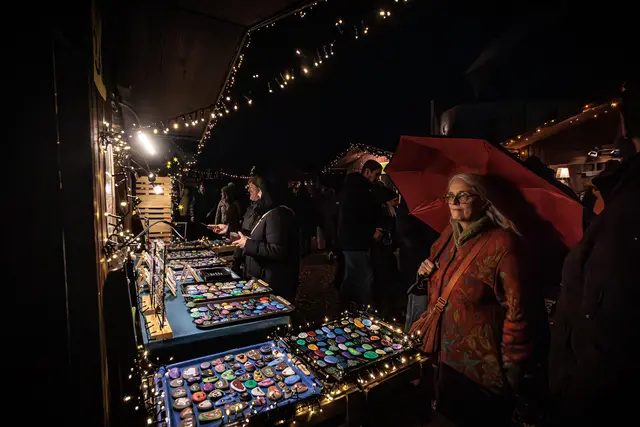 Zahlreiche Stände mit originellen Geschenkideen, regionalen Produkten und hübscher Weihnachtsdeko luden zum Bummeln ein | Foto: Paul Needham