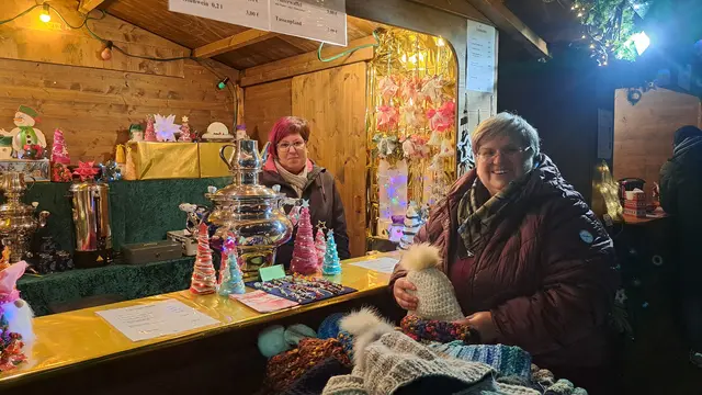 Ein Muss bei Weilerbacher Veranstaltungen: Cornelia Rutz (rechts) und ihre Tochter verkauften Tee, Waffeln und selbstgestrickte Mützen | Foto: Monika Klein