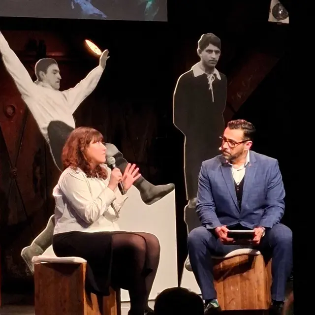 Julia Hirsch vor dem Konterfei ihres Urgroßvaters | Foto: Foto: Rolf Bohrer