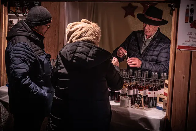 Zahlreiche Stände mit originellen Geschenkideen, regionalen Produkten und hübscher Weihnachtsdeko luden zum Bummeln ein | Foto: Paul Needham