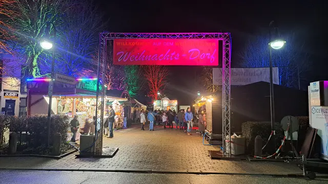 Heißt die Besucher herzlich willkommen: der Eingang zum Weilerbacher Weihnachtsdorf 2025 | Foto: Monika Klein