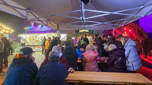 Unter den Dächern der Pagodenzelte ließ es sich trotz des Nieselregens verweilen | Foto: Monika Klein