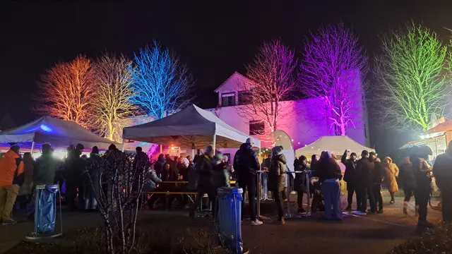 Illuminierte Bäume säumen das Weilerbacher Weihnachtsdorf | Foto: Monika Klein