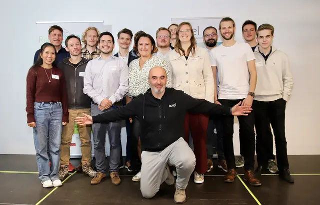 Kreative Köpfe: Teilnehmende Teams mit AXEL-Senior Project Manager Christos Klamouris | Foto: fokus.energie e.V.