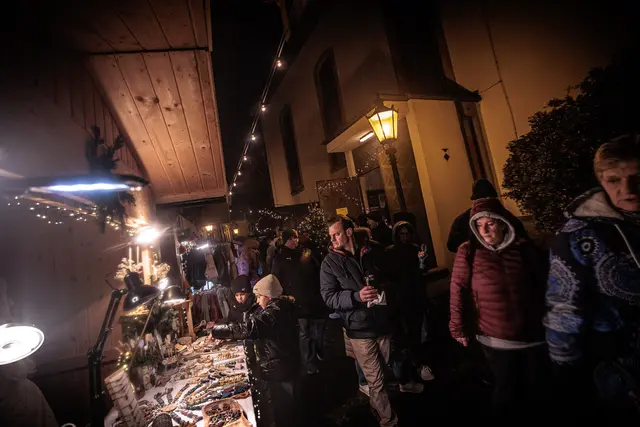 Zahlreiche Stände mit originellen Geschenkideen, regionalen Produkten und hübscher Weihnachtsdeko luden zum Bummeln ein | Foto: Paul Needham