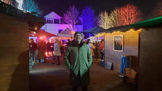 Ortsbürgermeister Jochen Kassel freut sich über die zahlreichen Besucher und die gelungene Premiere  | Foto: Monika Klein