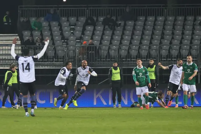  Terrence Boyd (links in der Bildmitte) und seine SVW-Teamkollegen bejubeln in Schweinfurt dessen Tor zum 3:2. 
 | Foto: Kilian/PIX-Sportfotos