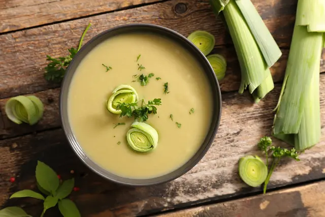 Gemeinsames Suppe-Essen im „Haus der Familie“ | Foto: M.studio/stock.adobe.com