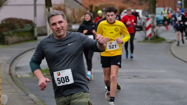 Mit sichtbarer Freude auf den letzten Metern: Viele Läufer genossen die Atmosphäre beim Weihnachtsmarktlauf in Landstuhl. | Foto: Erik Stegner