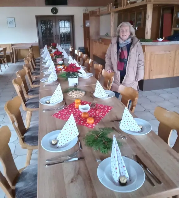 Bild von Astrid Englert:
Birgit Molter am festlich geschmückten Tisch. | Foto: Hochgeladen von Rudi Eichenlaub