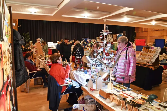 Archivaufnahme vom Kulturweihnachtsmarkt 2024 in der Stadthalle. Auch in diesem Jahr präsentieren Kunsthandwerker ihre Arbeiten. | Foto: Erik Stegner
