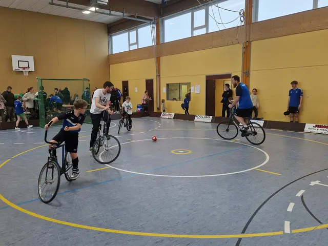 Familie-Duell im Radball: Bolanden (Mio und Tobias Simon in blau; v.l.n.r.) gegen Waldrems (Marcel und Felix Bräunling in weiß; v.l.n.r.) | Foto: |szip