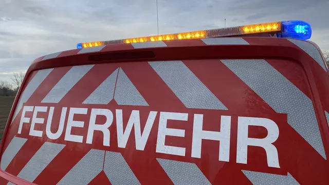 Stichflamme aus Motorraum – Feuerwehr löscht brennenden Pkw | Foto: Kim Rileit