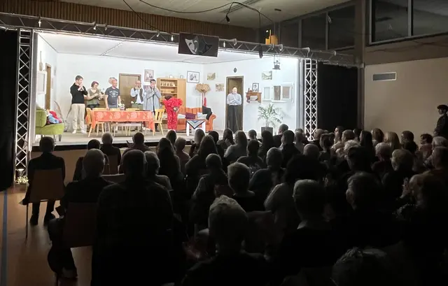 Erschöpft aber dankbar nehmen die Schauspielerinnen und Schauspieler den Applaus des Publikums an. | Foto: Torsten Edinger/Theatergruppe Sippersfeld