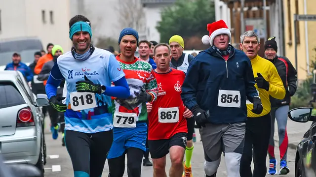 Archivfoto (2024): Läufer beim Zieleinlauf am Weihnachtsmarkt an der Stadthalle. Heute startet um 13 Uhr der 35. Adventslauf und Weihnachtsmarktlauf. | Foto: Erik Stegner