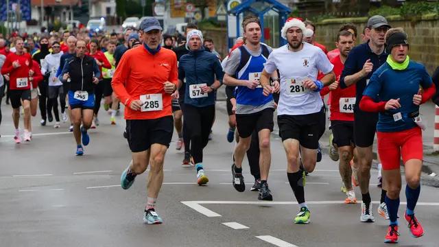 Große Beteiligung beim Weihnachtsmarktlauf: Auch bei kühlem Wetter gingen zahlreiche Läufer motiviert ins Rennen – manches sogar mit weihnachtlicher Note. | Foto: Erik Stegner