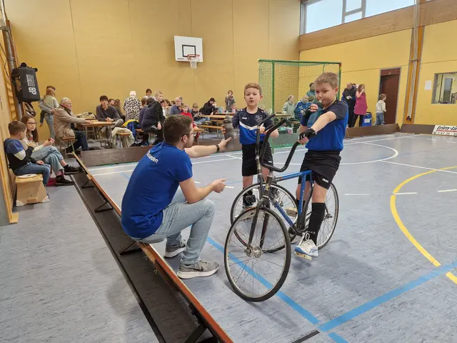 Couch Matthias Mergel gibt Halbzeitanweisungen an Mio (Mitte) und Moritz | Foto: |szip