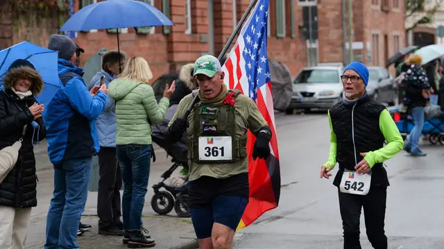 Nicht nur sportlich, sondern auch optisch ein Hingucker: Einige Teilnehmer setzten beim Weihnachtsmarktlauf eigene Akzente. | Foto: Erik Stegner