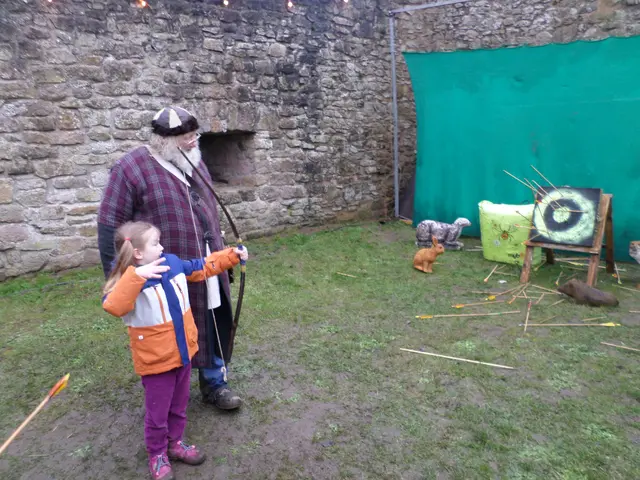 Eine junge Dame versuchte sich beim Bogenschießen | Foto: Anja Stemler