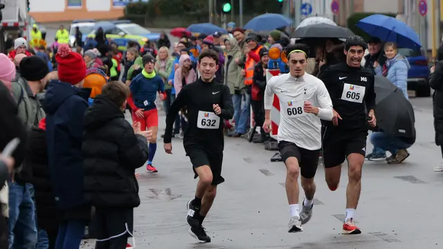 Kurz vor dem Zieleinlauf liefert sich die Spitzengruppe ein packendes Duell – angefeuert von zahlreichen Zuschauern trotz kühler Witterung. | Foto: Erik Stegner