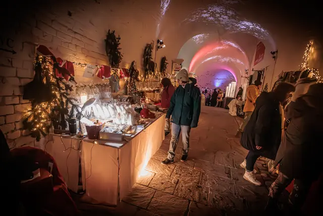 Stilvolles Kunsthandwerk, weihnachtliche Deko und festliche Genüsse - auf dem Weihnachtsmarkt in Germersheim 2025 | Foto: Paul Needham