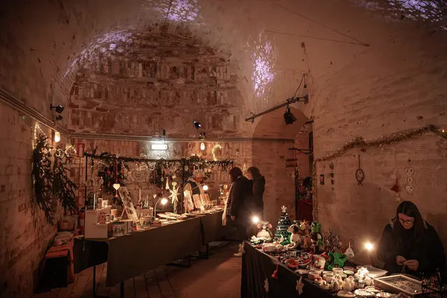 In den Gemäuern der historischen Festung Germersheim ist der Weihnachtsmarkt bei jeder Witterung ein Genuss | Foto: Paul Needham