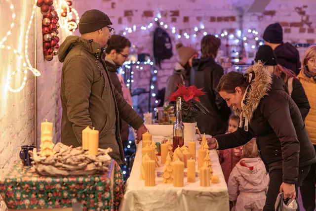 Stilvolles Kunsthandwerk, weihnachtliche Deko und festliche Genüsse - auf dem Weihnachtsmarkt in Germersheim 2025 | Foto: Paul Needham