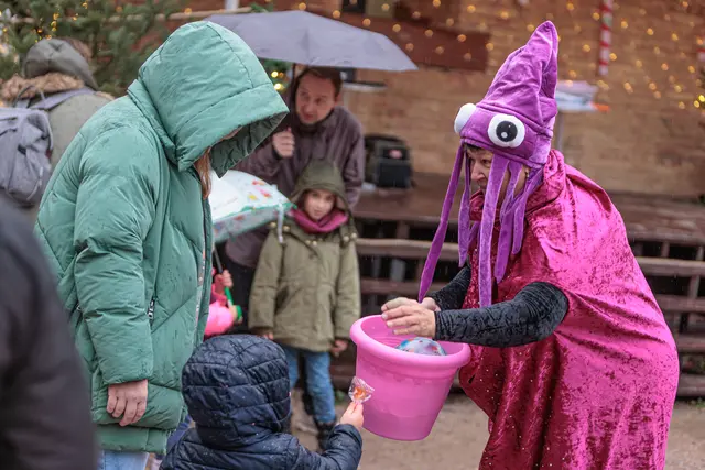 Auch bei Regen bietet die Festungsweihnacht in Germersheim Programm für Groß und Klein | Foto: Paul Needham