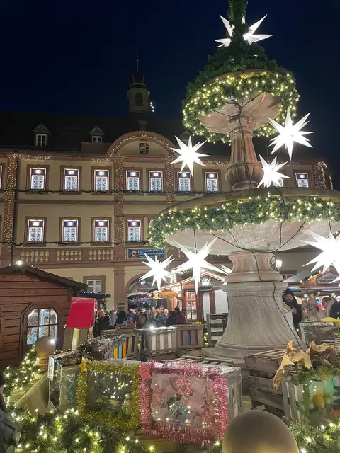 Königsbrunnen festlich geschmückt | Foto: Annika Babinsky