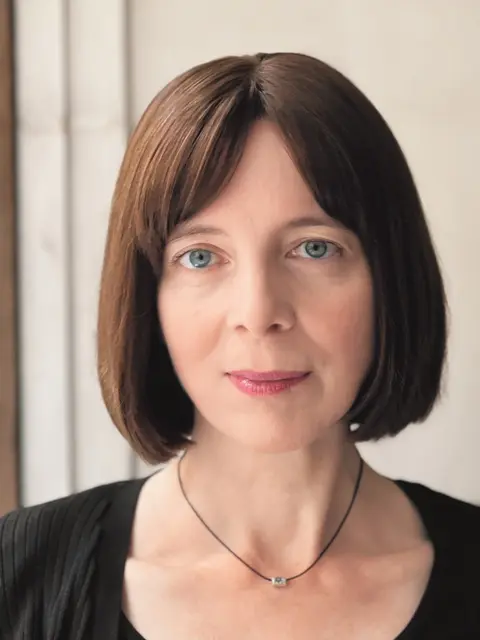 Im Dezember liest sie aus "Die Nacht der Bärin": Bestseller-Autorin Kira Mohn wirft mit ihrem Werk und im Rahmen de "Orange Days" einen Blick darauf, wo Gewalt anfängt | Foto: Anne Freytag/gratis