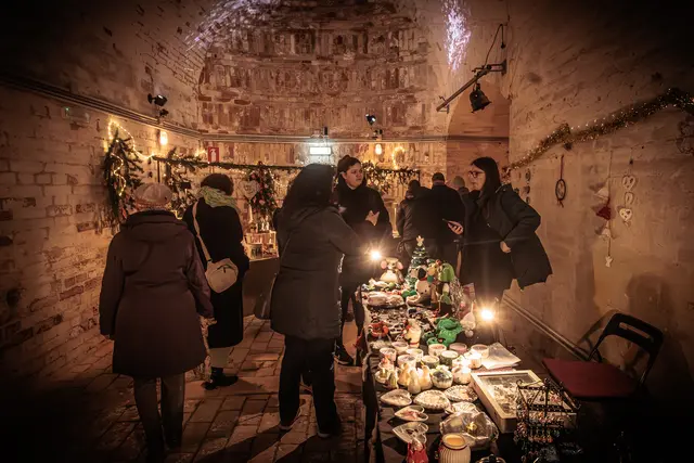 Stilvolles Kunsthandwerk, weihnachtliche Deko und festliche Genüsse - auf dem Weihnachtsmarkt in Germersheim 2025 | Foto: Paul Needham