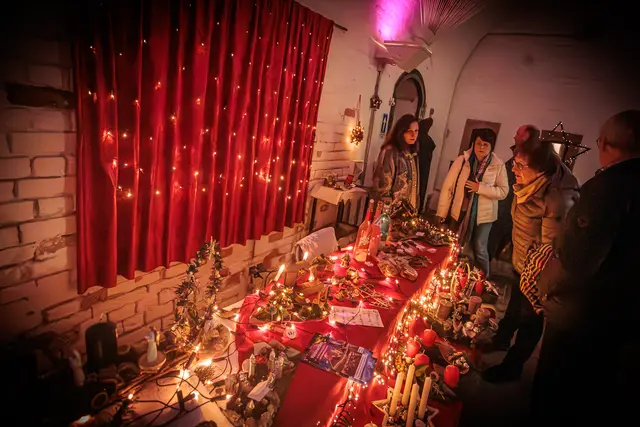 Stilvolles Kunsthandwerk, weihnachtliche Deko und festliche Genüsse - auf dem Weihnachtsmarkt in Germersheim 2025 | Foto: Paul Needham