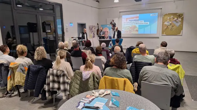 v.l.n.r.: Florian Bellaire (Landtagsabgeordneter Wahlkreis Wörth) mit Dr. Matthias Reuber (Mitte) und Martin Brandl (rechts)  | Foto: Florian Bellaire